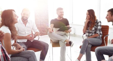 fikirleri tartışmak iş takım