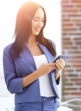 İş kadını akıllı telefonla mesaj gönderiyor
