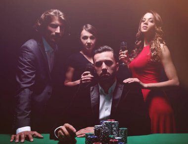 Çekici genç beyaz adam olun bahis casino