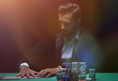Oyuncu poker masasında.