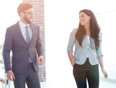 üst düzey yönetici şirket çalışanlara konuşuyor