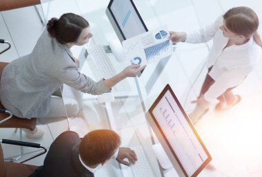 Üst düzey yönetici çalışana mali belgeyi iletir