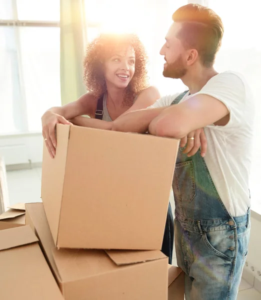 Casal feliz de pé perto de caixas em seu novo apartamento . — Fotografia de Stock