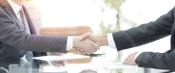 Uścisk dłoni z partnerami biznesowymi na negocjacjach biznesowych — Zdjęcie stockowe
