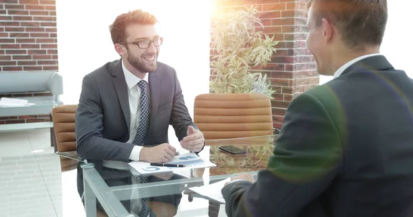 Socios comerciales están discutiendo un gráfico financiero — Foto de Stock