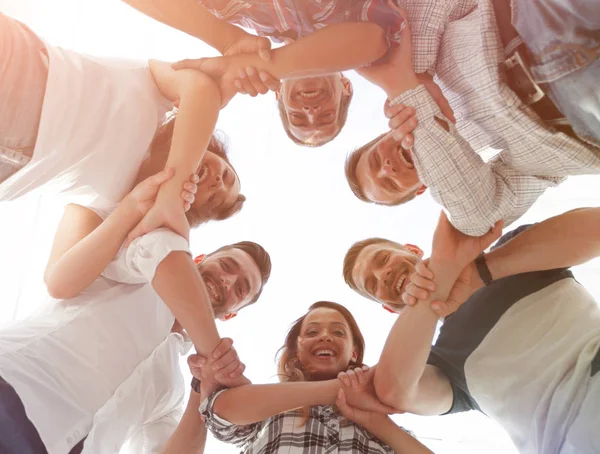 Glückliche Gruppe von Geschäftsleuten, die in Zusammenarbeit ihre Hände stapeln — Stockfoto