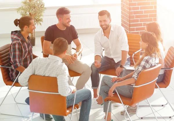 Kreativteam aus jungen Leuten. — Stockfoto