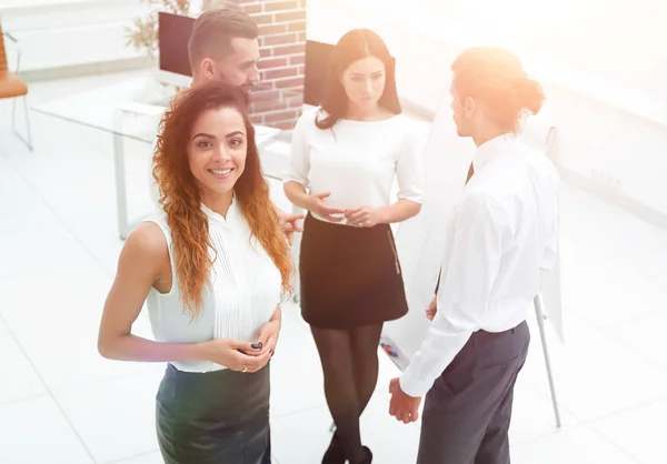 Mujer de negocios en el fondo de los colegas —  Fotos de Stock