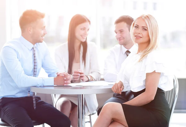 Equipo de negocios sentado en una mesa en un café, en un descanso de trabajo — Foto de Stock