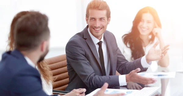 Funcionários discutem questões de trabalho — Fotografia de Stock