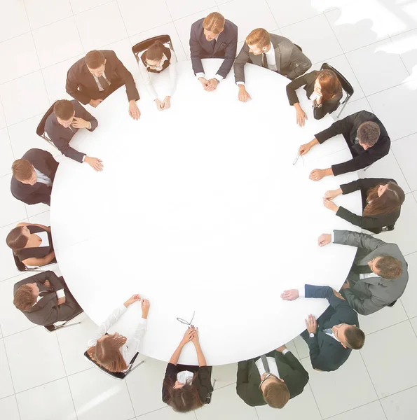 Grand groupe de gens d'affaires assis à la table ronde. b) — Photo