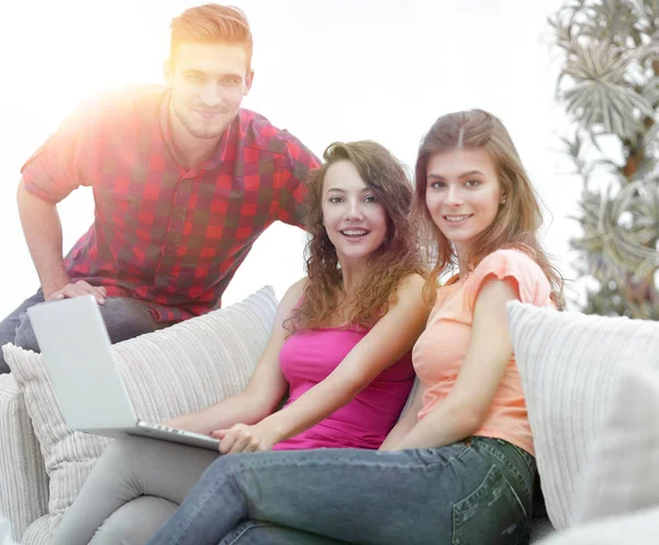 Group of young people sitting on the couch in the living room. — Stock Photo, Image