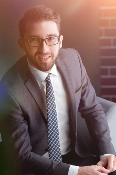 Porträt eines attraktiven Geschäftsmannes mit Brille — Stockfoto