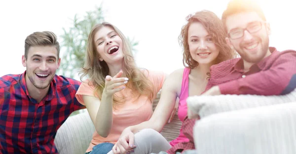 Gençlerin grup kanepede oturan mutlu — Stok fotoğraf