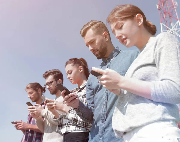 Junge Leute nutzen Smartphones zur Netzwerkdurchsuchung — Stockfoto