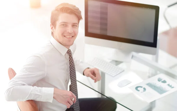 Empregado sentado na frente de uma tela do computador — Fotografia de Stock