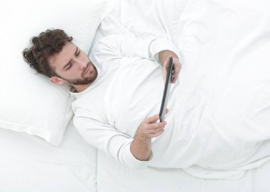 arka plan görüntüsü. Dijital tablet ile çalışan adam.