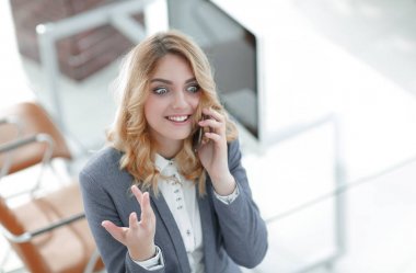 mutlu çalışan smartphone üzerinde konuşuyor