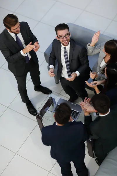 Boldog sikeres üzleti csapat ad egy nagy ötös gesztus mint a th — Stock Fotó
