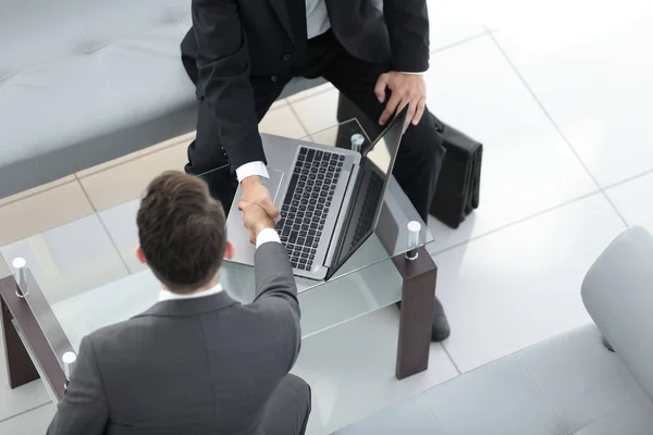 Handshake affärsmän på arbetsplatsen. — Stockfoto