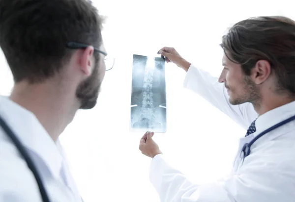 Retrato de cirujanos felices con informe de rayos X — Foto de Stock