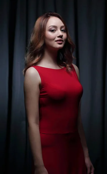어두운 배경에 빨간 옷 입은 여자 — 스톡 사진