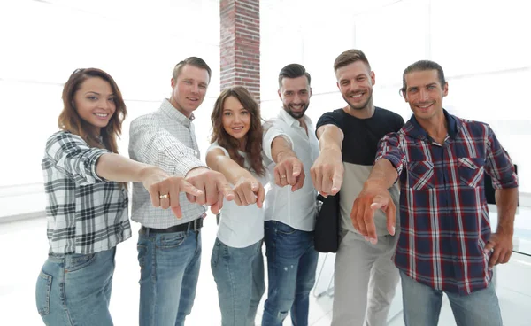 Miembros del equipo empresarial apuntando con los brazos hacia adelante . —  Fotos de Stock