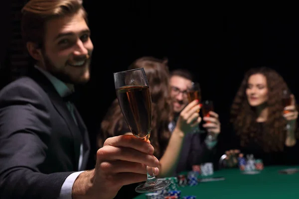 Pokerspieler mit einem Glas Wein — Stockfoto