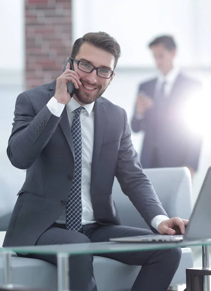 Image de jeune homme d'affaires parlant sur téléphone portable avec des clients — Photo