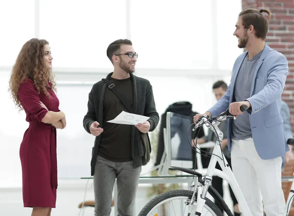 Gerentes discutiendo con el cliente el modelo de la bicicleta —  Fotos de Stock