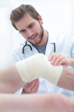 closeup inceleyerek bir doktor hastanın bacağı yaralı