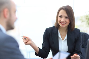 Ofiste masada birlikte çalışan iş adamları