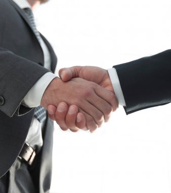 İş adamları el sıkışıyor ve anlaşma yapıyorlar.