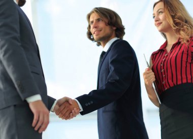 Sonra genç işadamı el işbirliği kabul.