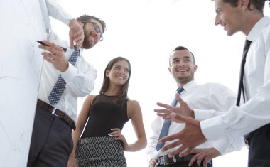 yeni bir sunu tartışırken iş takım