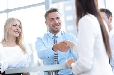 portre. Yöneticisi bir kadın müşteri el sallar.