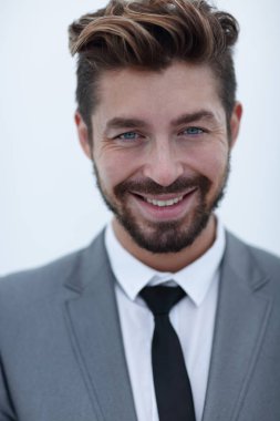 Takım elbise ve kravat takan ciddi bir iş adamı. mavi arkaplan