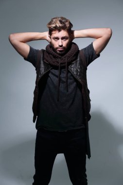 Başının arkasında elele yakışıklı genç