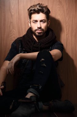 Şık casual erkek portresi stüdyo