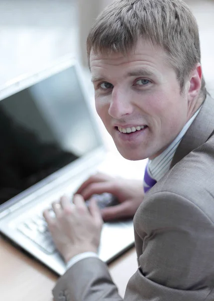Vista superior del hombre joven en traje de trabajo en el ordenador portátil —  Fotos de Stock