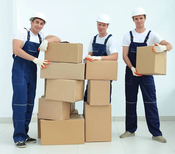 Capataz e construtores de equipe com caixas — Fotografia de Stock