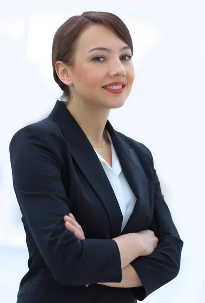 Exitosa joven mujer de negocios en el fondo de la oficina . — Foto de Stock