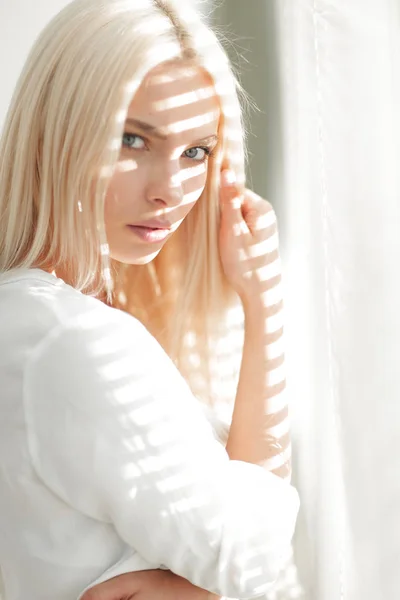 窓の近くに立っている若い女性をクローズ アップ — ストック写真
