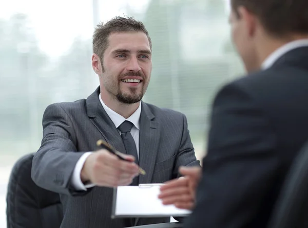 Primo piano. Uomo d'affari sorridente firma un contratto redditizio. Il concetto di business . — Foto Stock