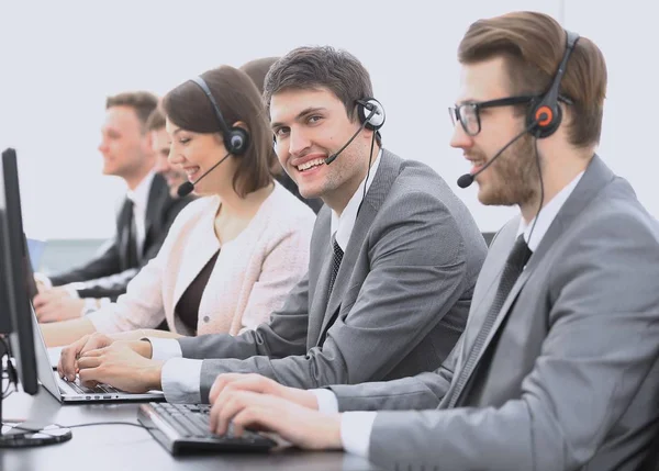 Call center de funcionários com fone de ouvido no local de trabalho — Fotografia de Stock