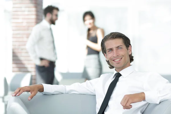 Retrato de empresario pensativo sobre fondo borroso . — Foto de Stock