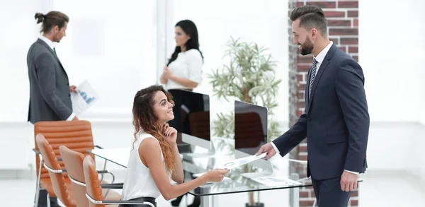 Gerente entregando el documento al empleado — Foto de Stock