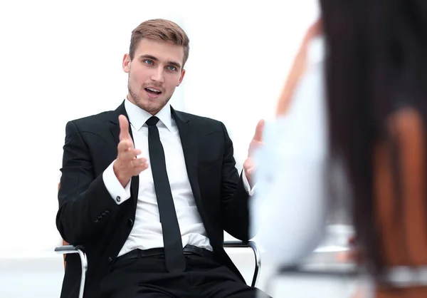 Närbild. seriös affärsman som sitter i en kontorsstol. — Stockfoto