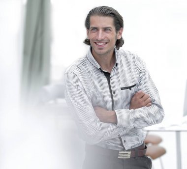 Kendine güvenen genç iş adamı