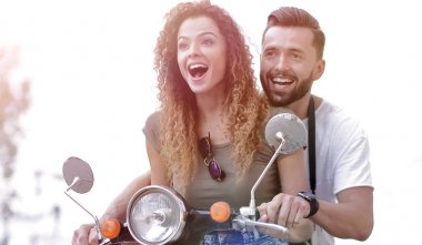 Bir şehirde güneşli bir günde sürme çekici çift